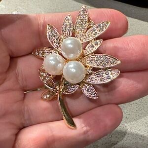 Elegant Gold and Pearl Leaf Brooch